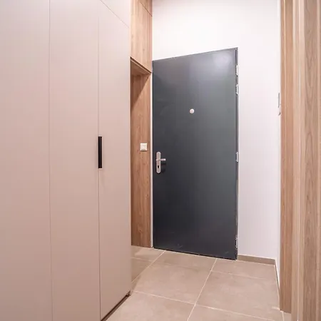 Patronka - Stylish With A Divided Sleeping Area דירה