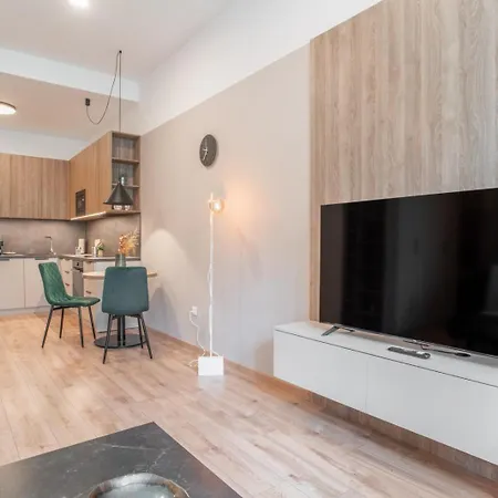 Patronka - Stylish With A Divided Sleeping Area דירה