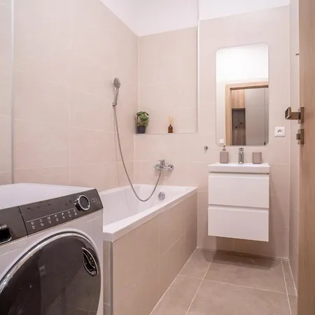 דירה Patronka - Stylish With A Divided Sleeping Area ברטיסלאבה