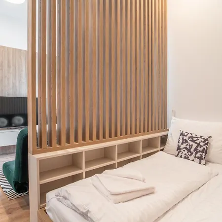 Patronka - Stylish With A Divided Sleeping Area ברטיסלאבה