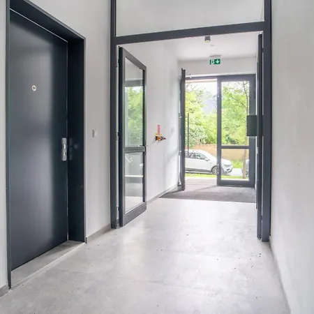 Patronka - Stylish With A Divided Sleeping Area Apartamento