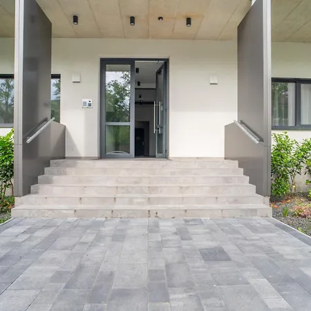 Patronka - Stylish With A Divided Sleeping Area דירה