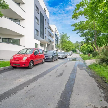 Patronka - Stylish With A Divided Sleeping Area דירה